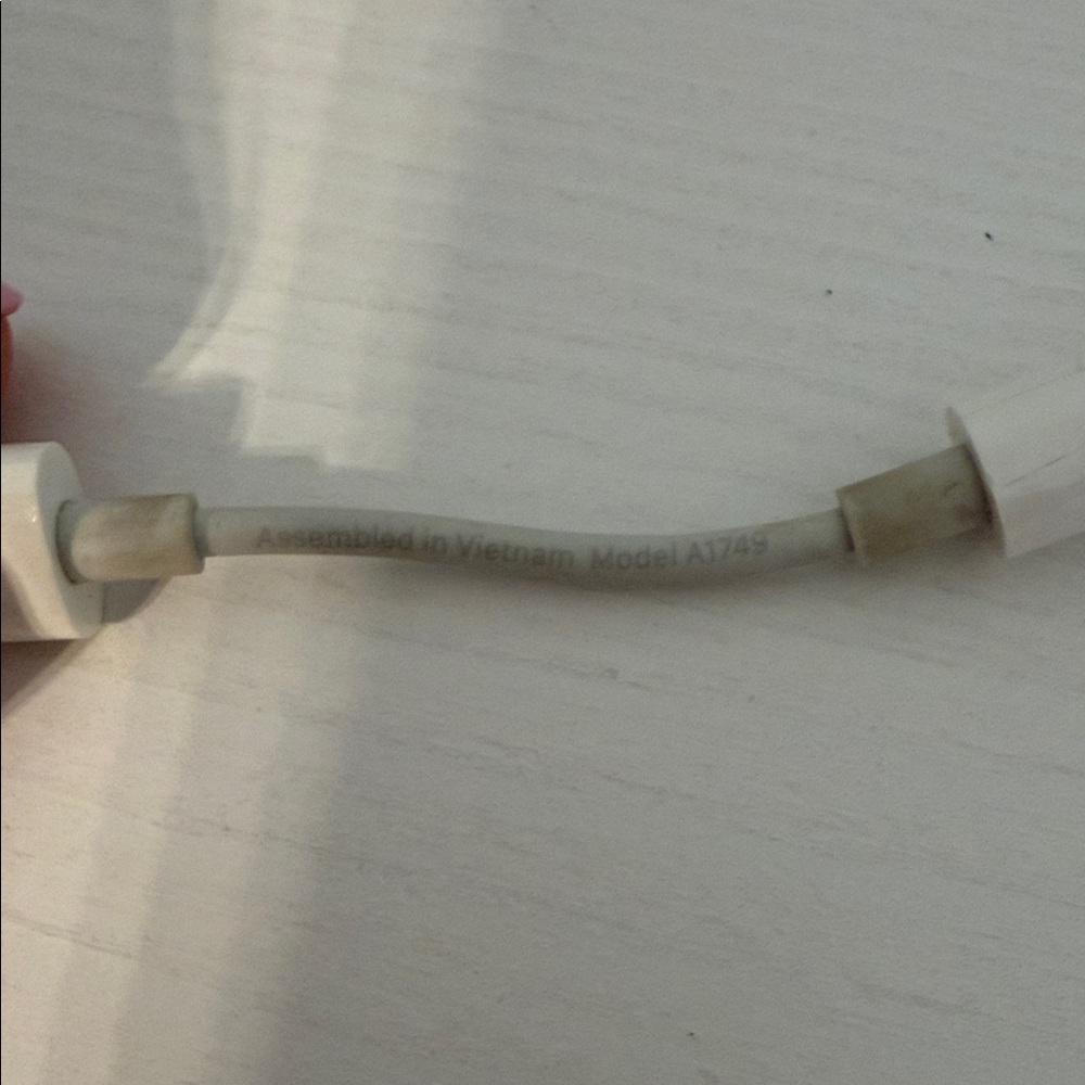 Apple Lightning to 3.5mm Headphone Jack Adapter - Picture 2 of 3